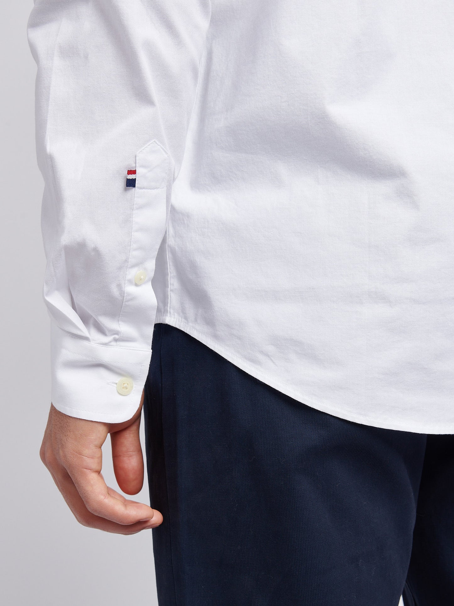 Mens Stretch Cotton Poplin Shirt in White / Dark Sapphire Navy DHM
