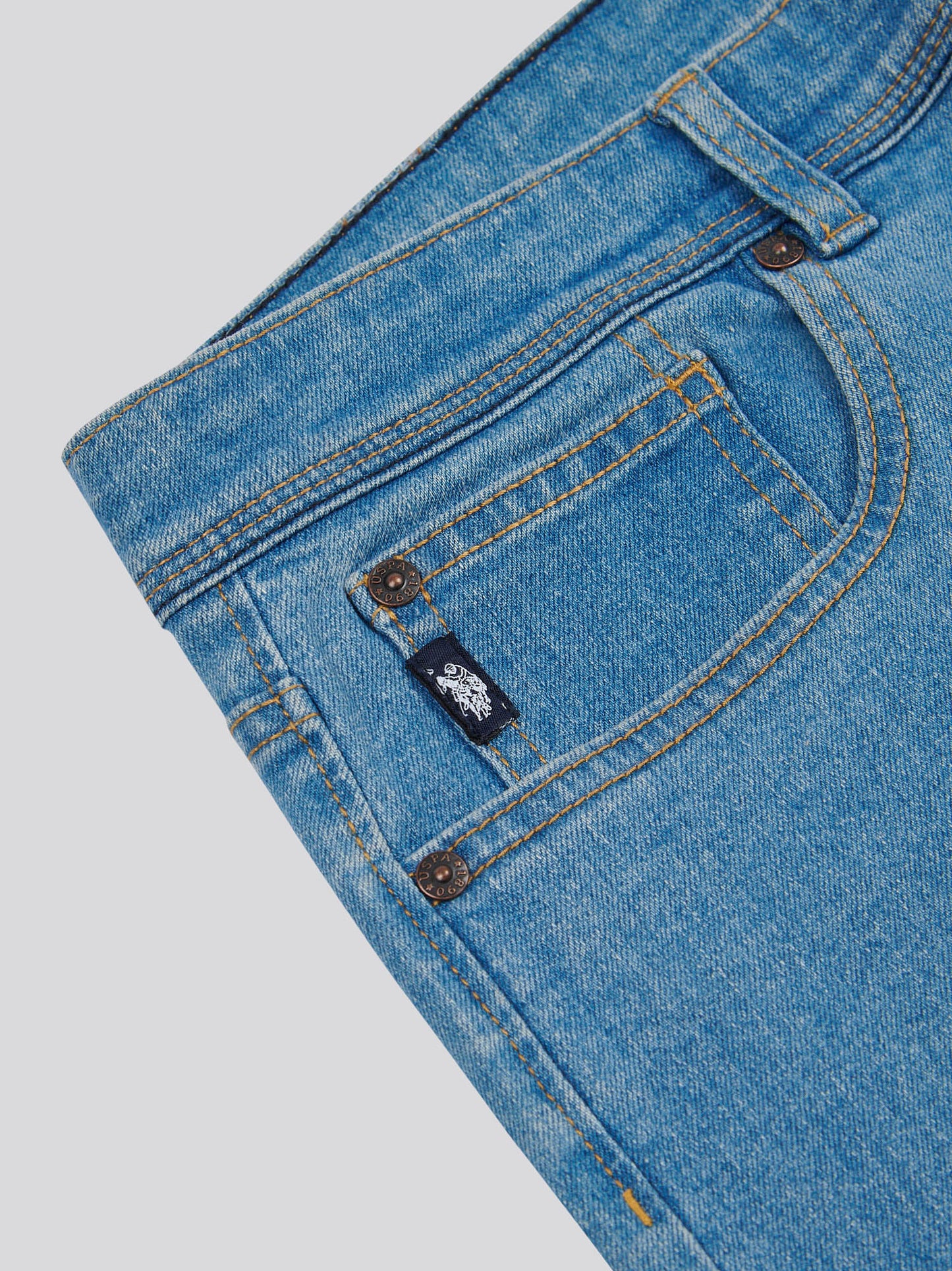 Mens Classic Fit Jean in Mid Wash