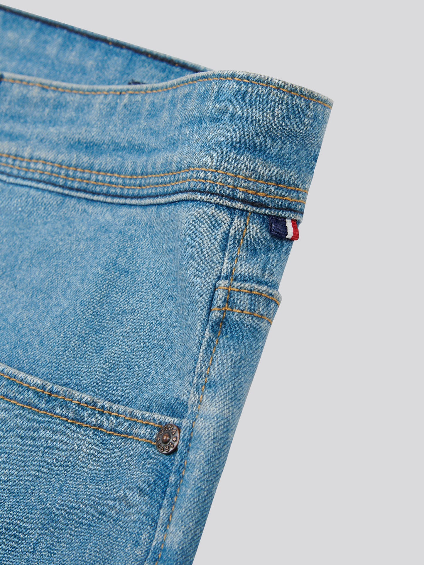 Mens Classic Fit Jean in Mid Wash