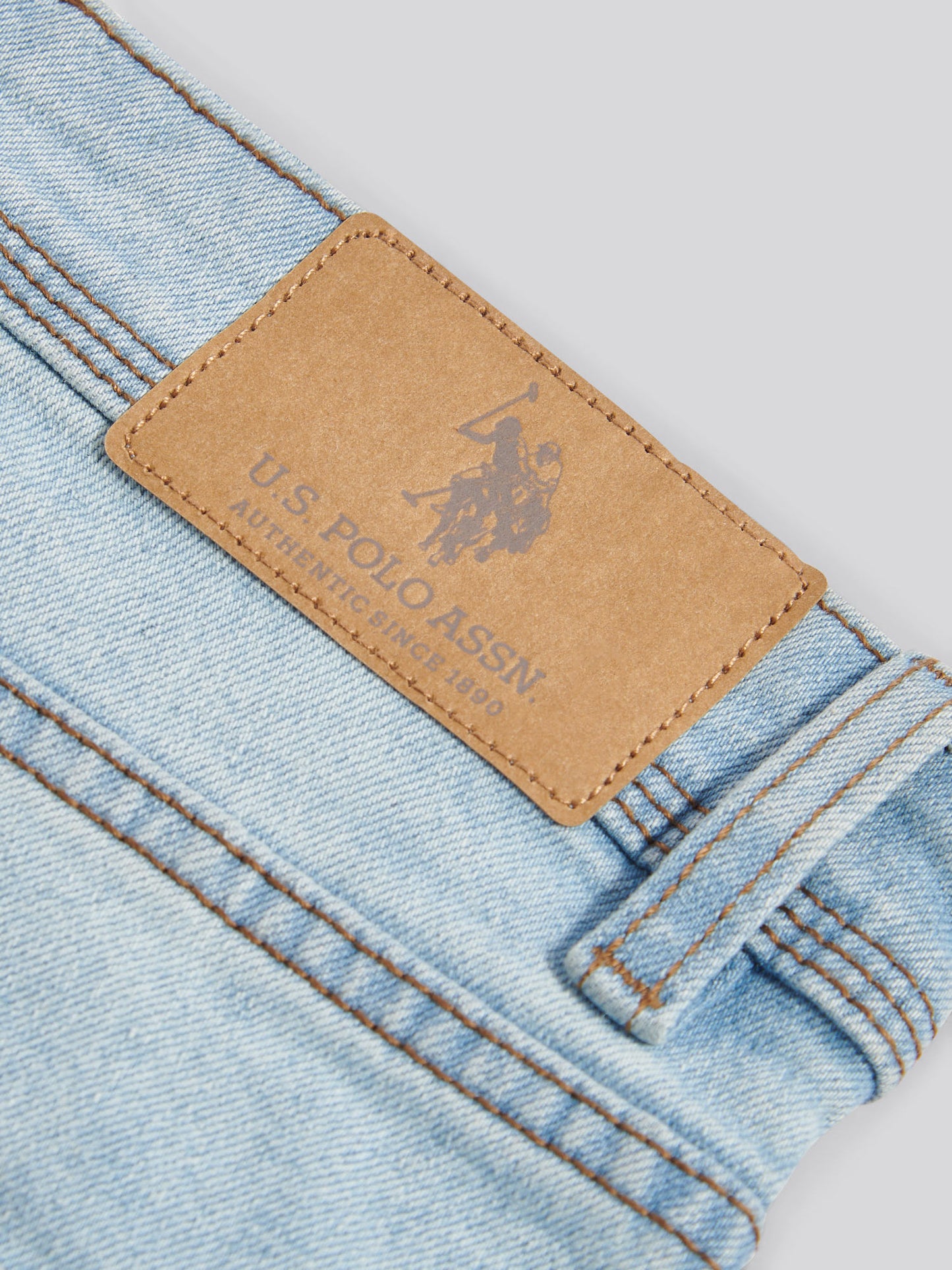 Mens Classic Fit Jean w Mid Wash