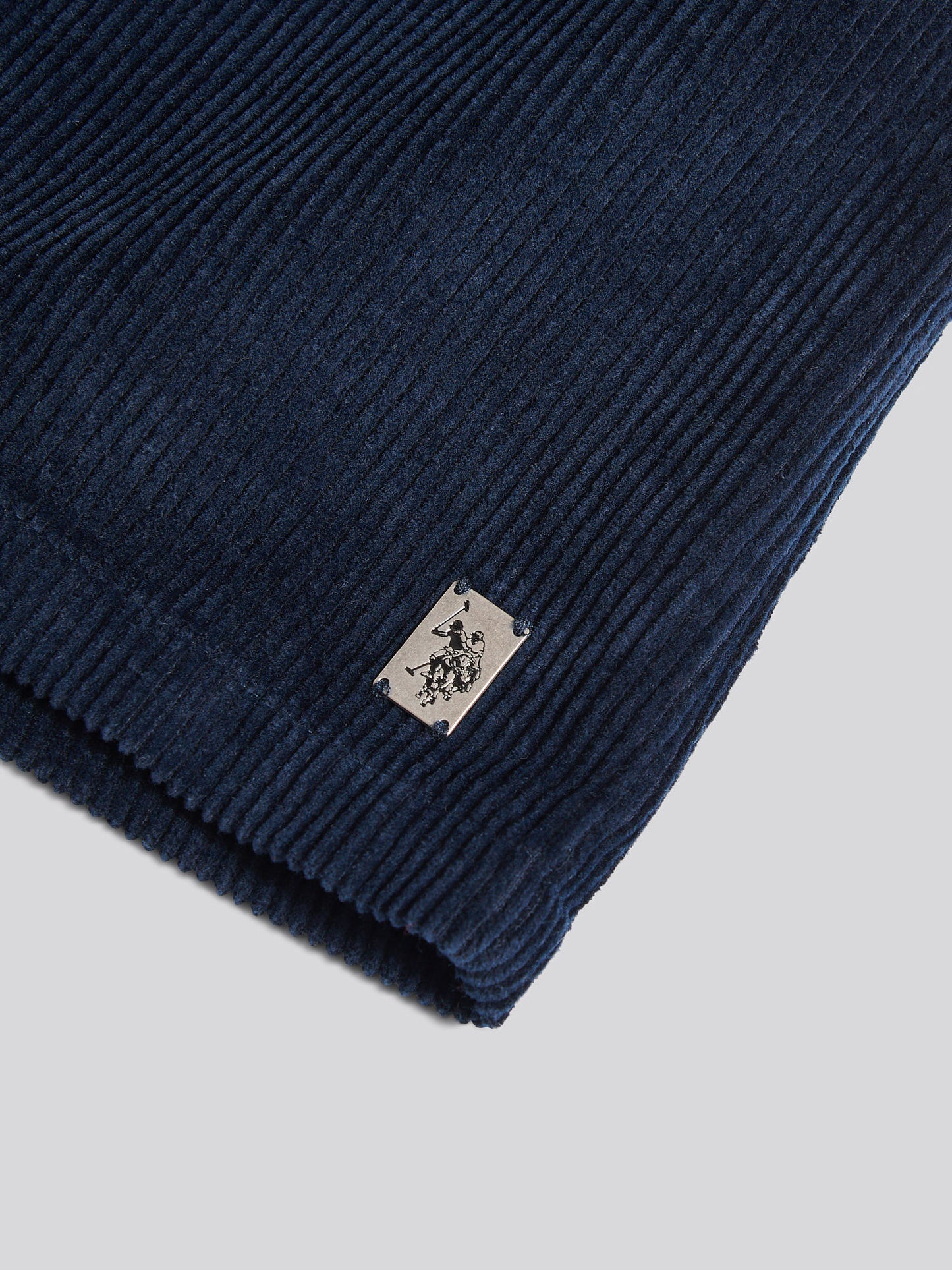 Teksturowany przewód przegląda ciemna szafirowa granat