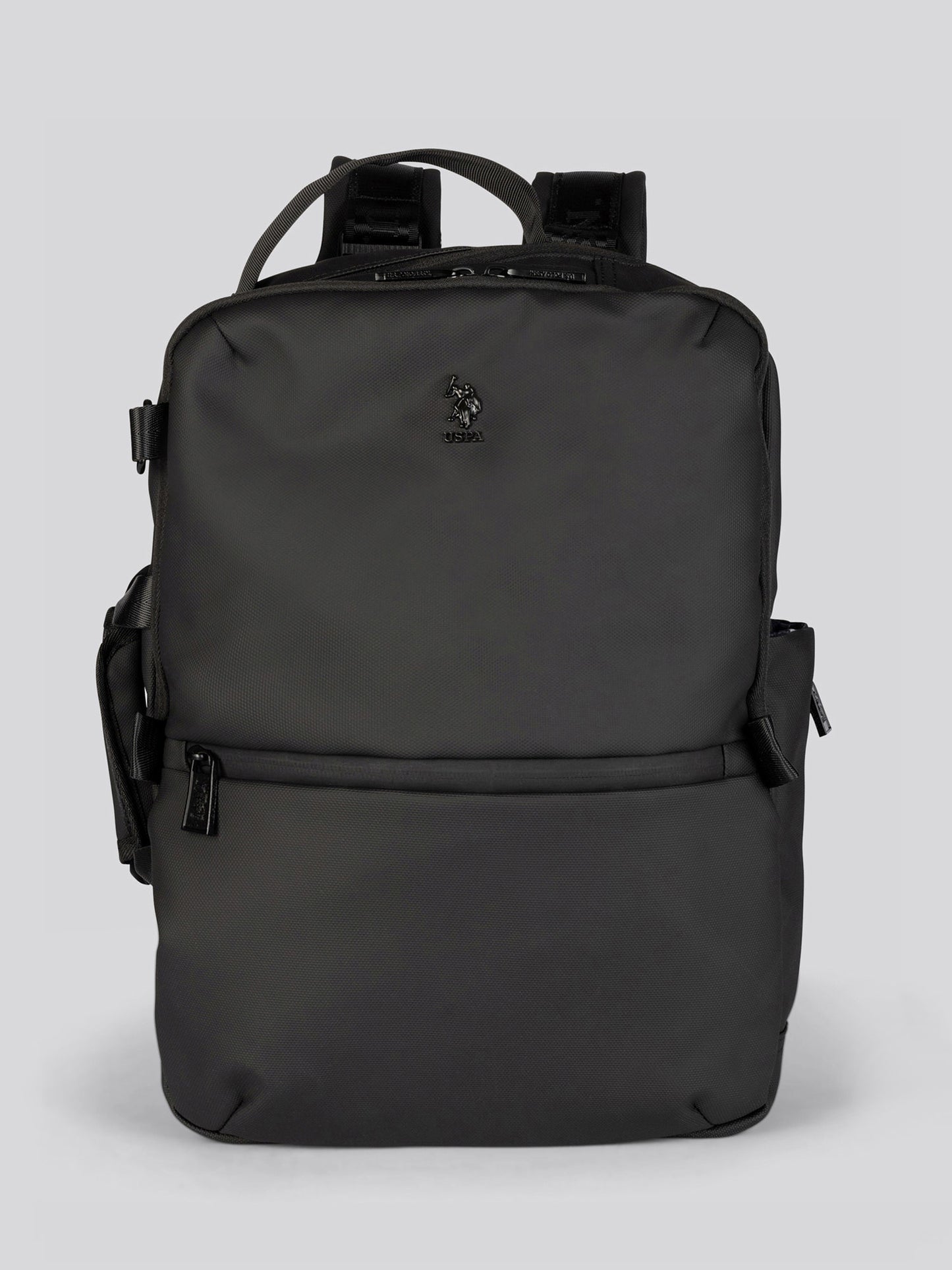 Black z plecakiem strzałego plecaka