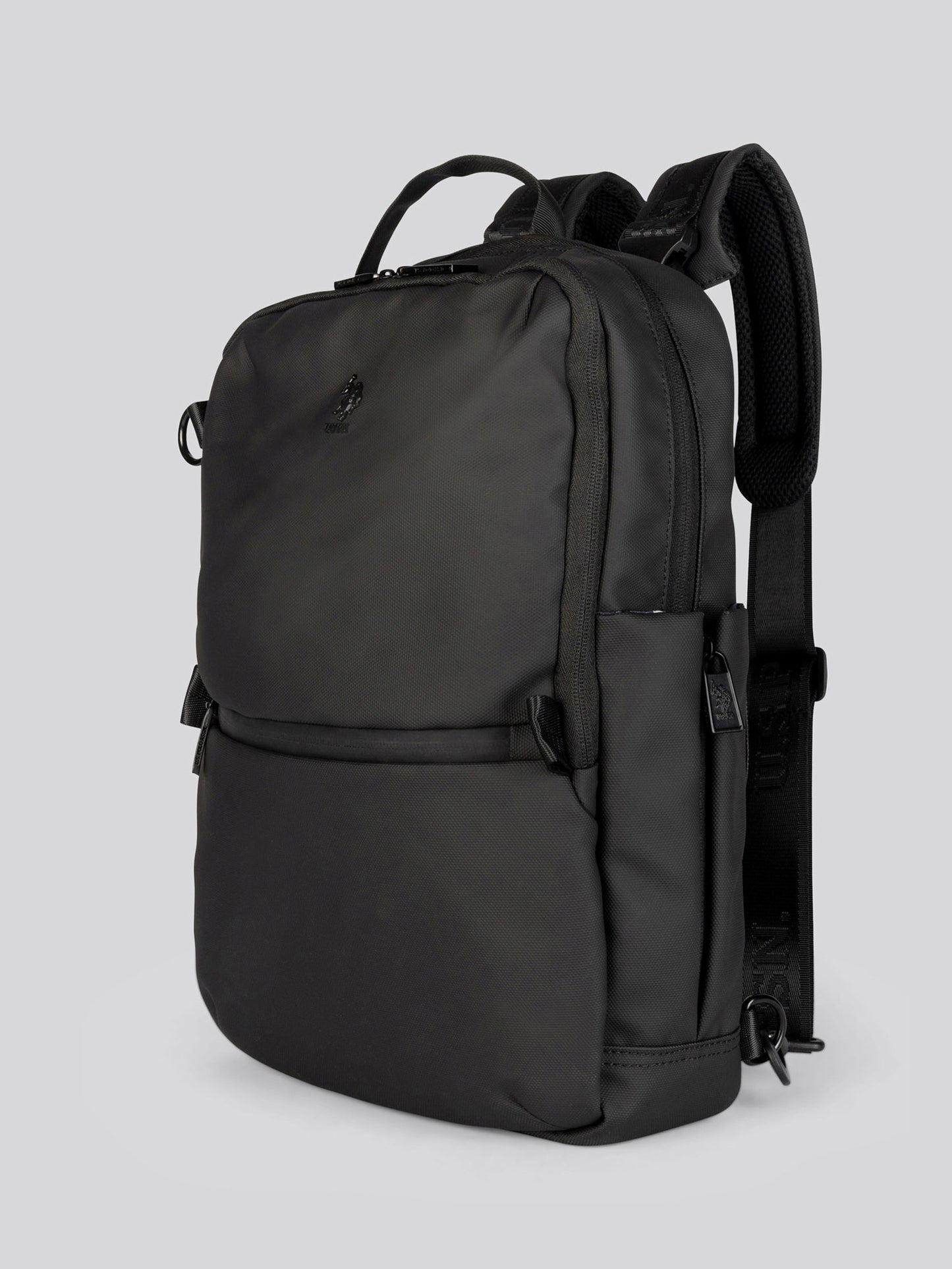 Black z plecakiem strzałego plecaka