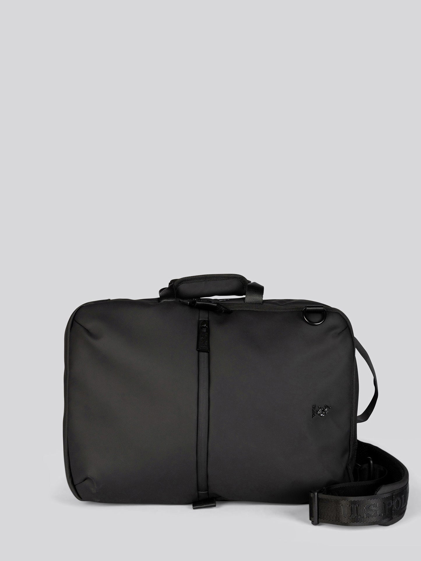 Black z plecakiem strzałego plecaka