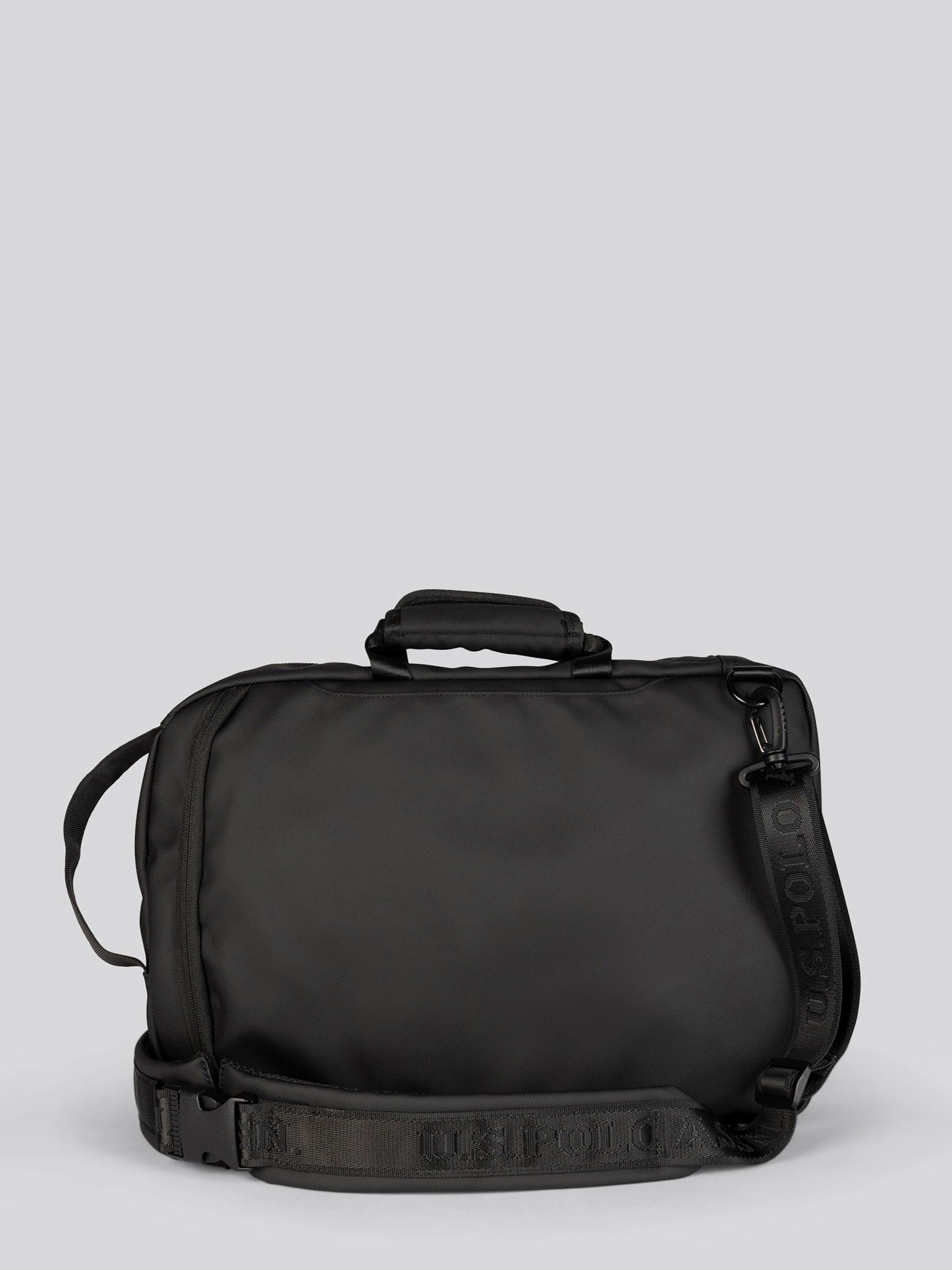 Black z plecakiem strzałego plecaka