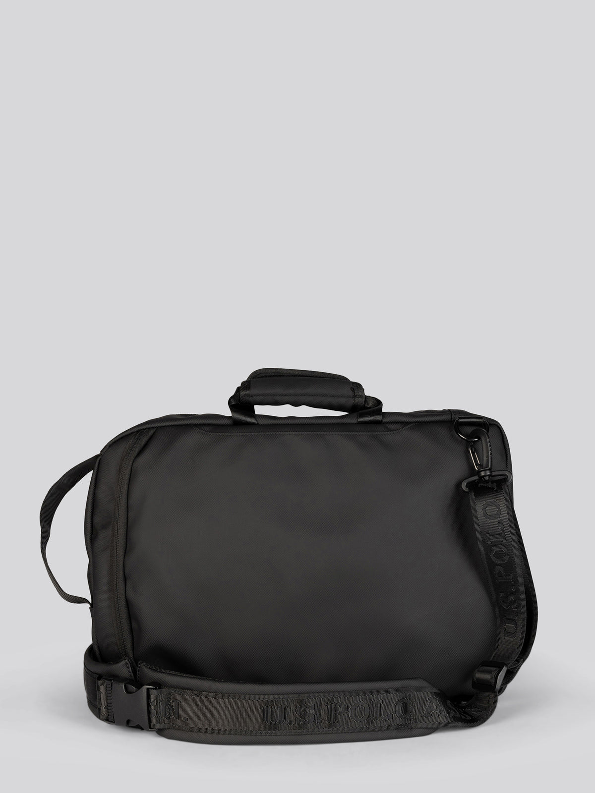 Black z plecakiem strzałego plecaka