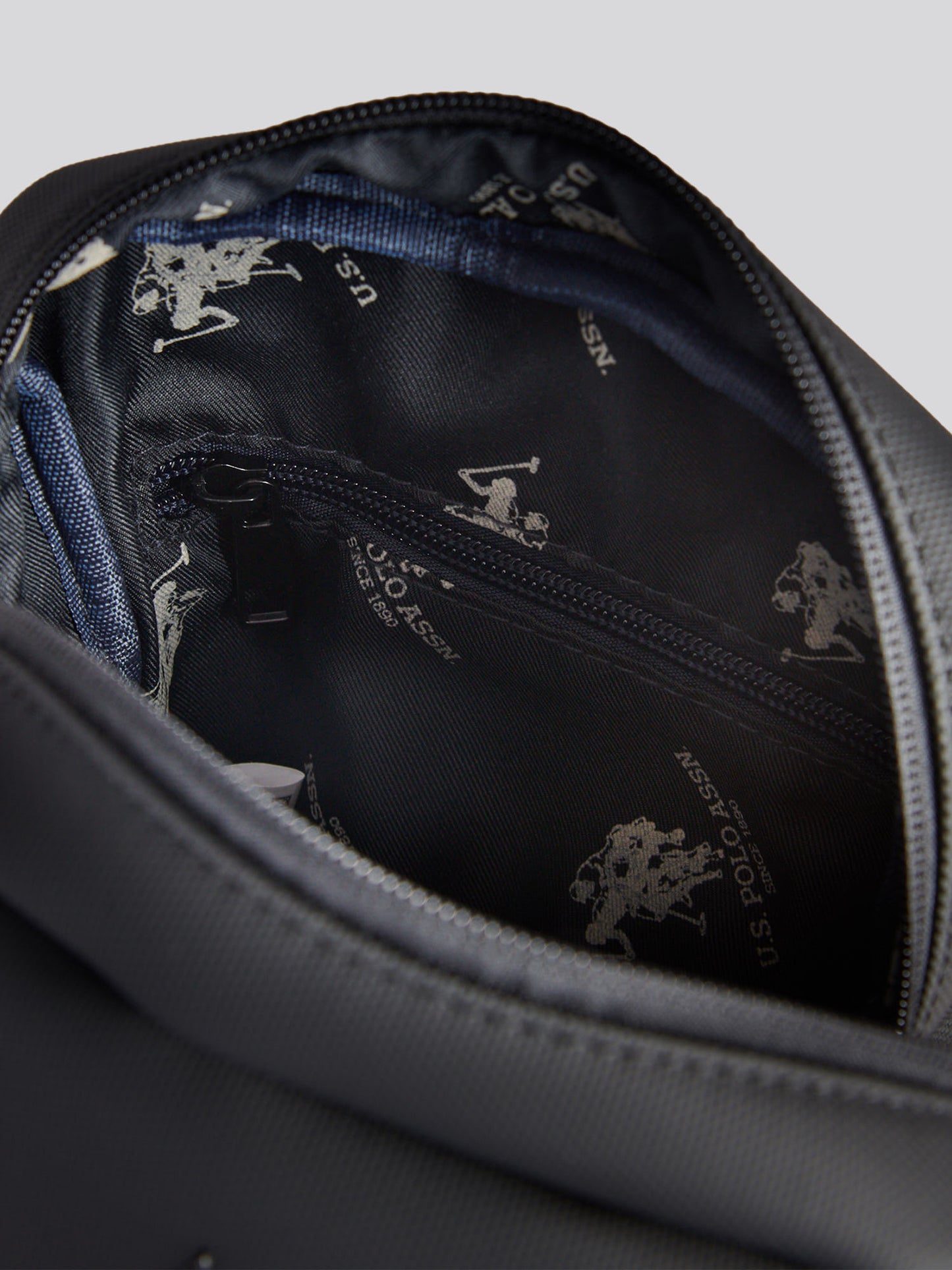 Czarna poliestrowa strzała Crossbody