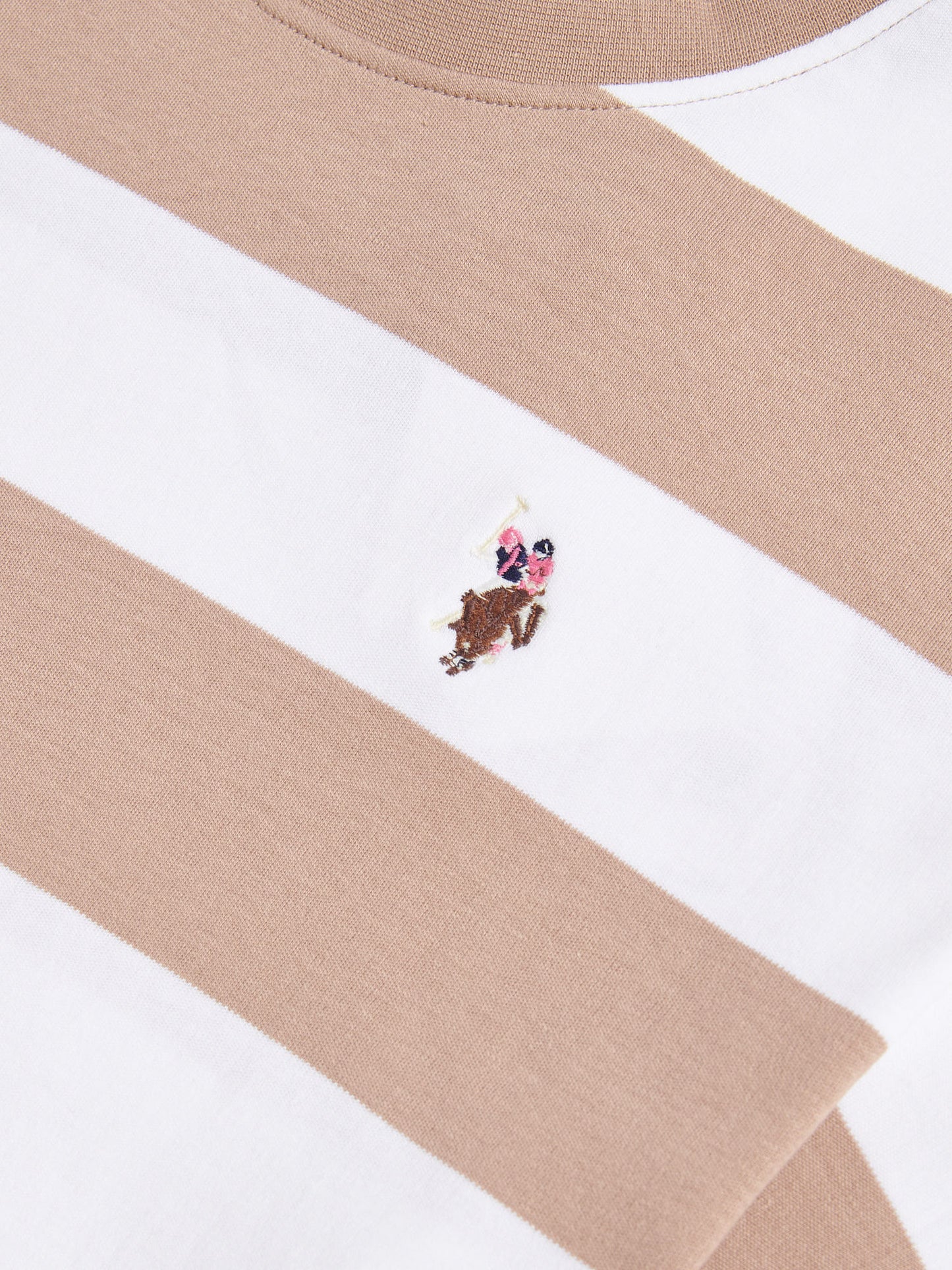 Duży pasek uprawiany na koszulce z rękawem naturalny