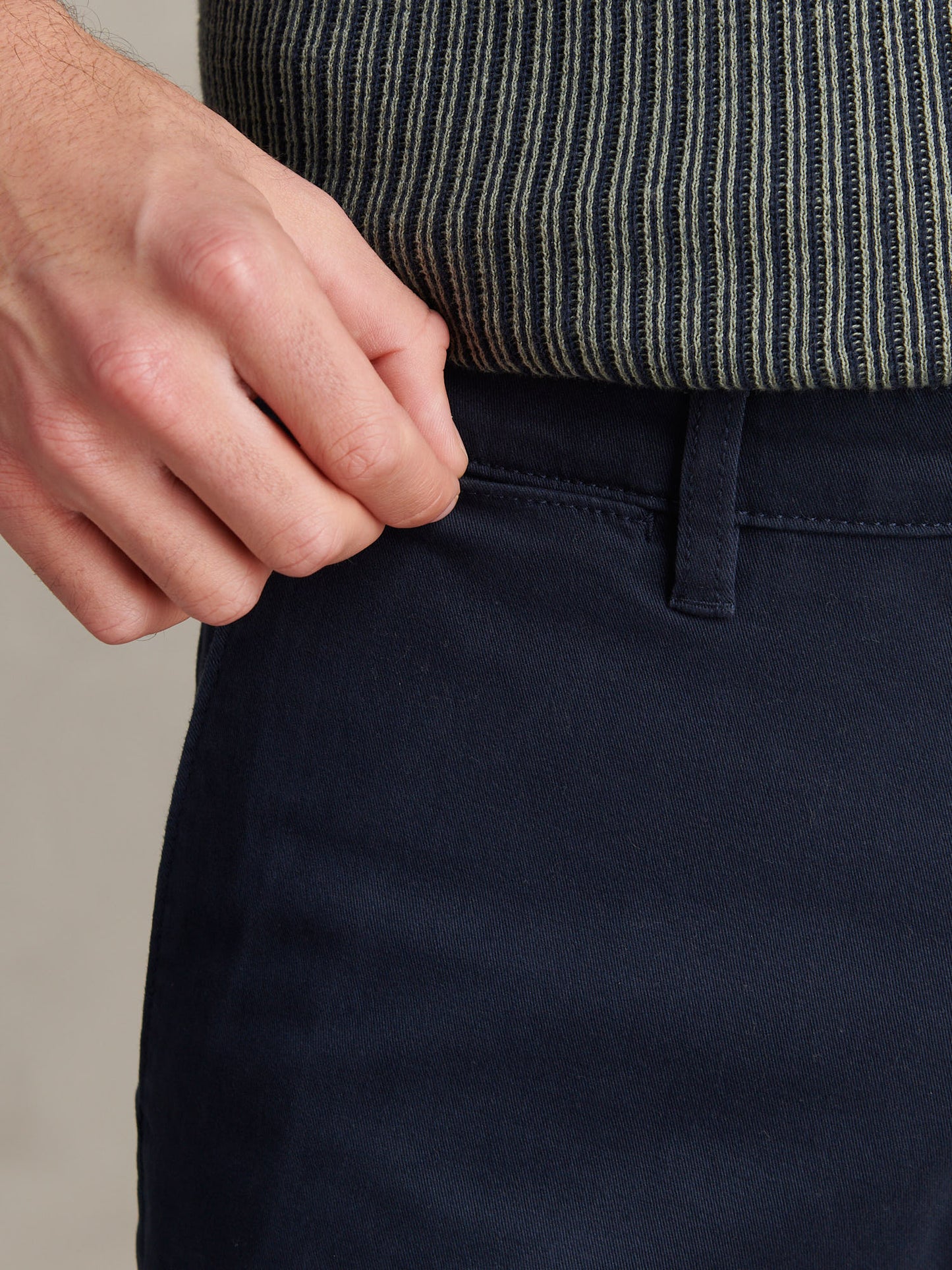 Męskie klasyczne spodenki Chinos w ciemnym szafirowym granatowym/haute czerwony DHM