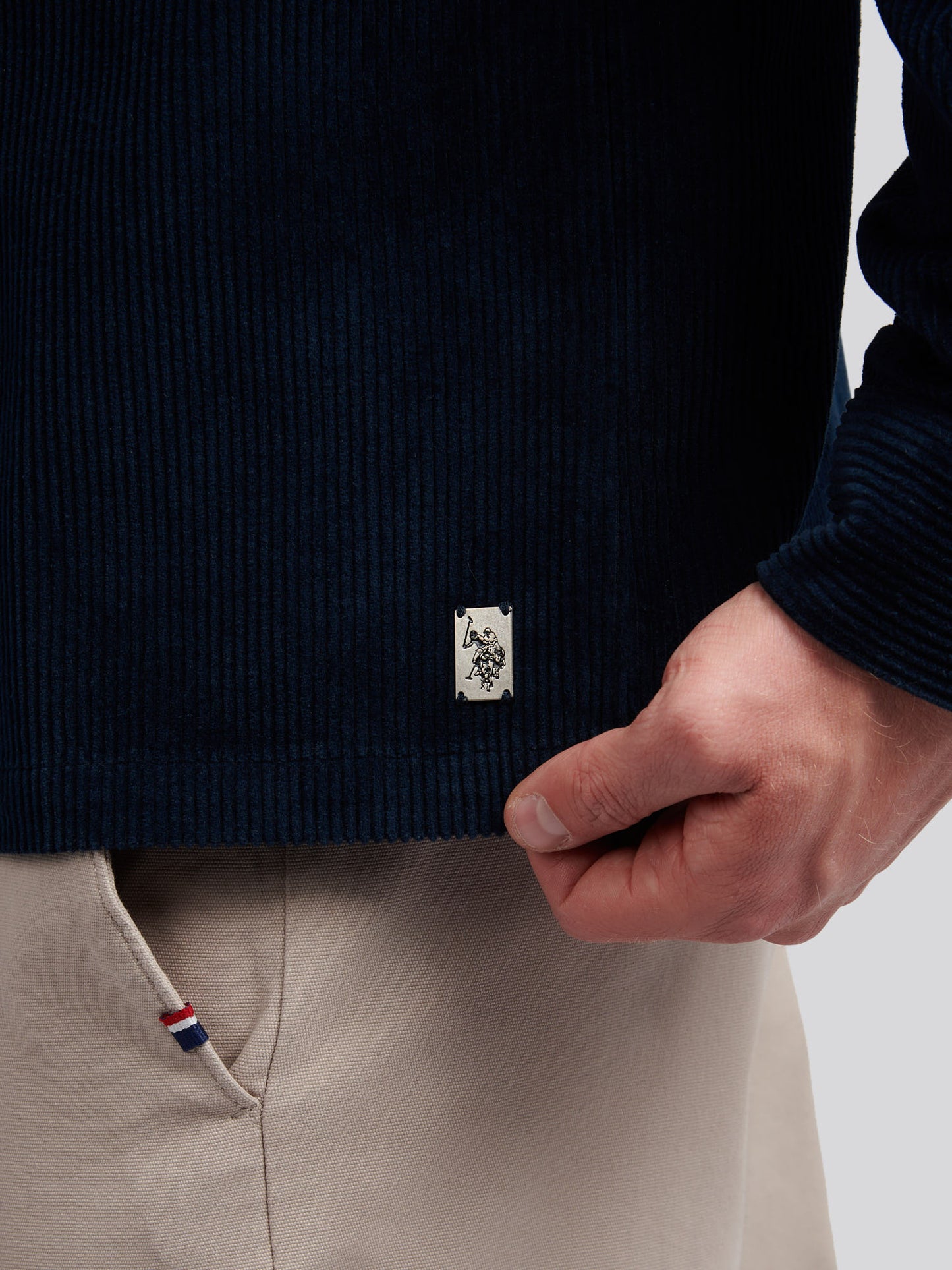 Teksturowany przewód przegląda ciemna szafirowa granat