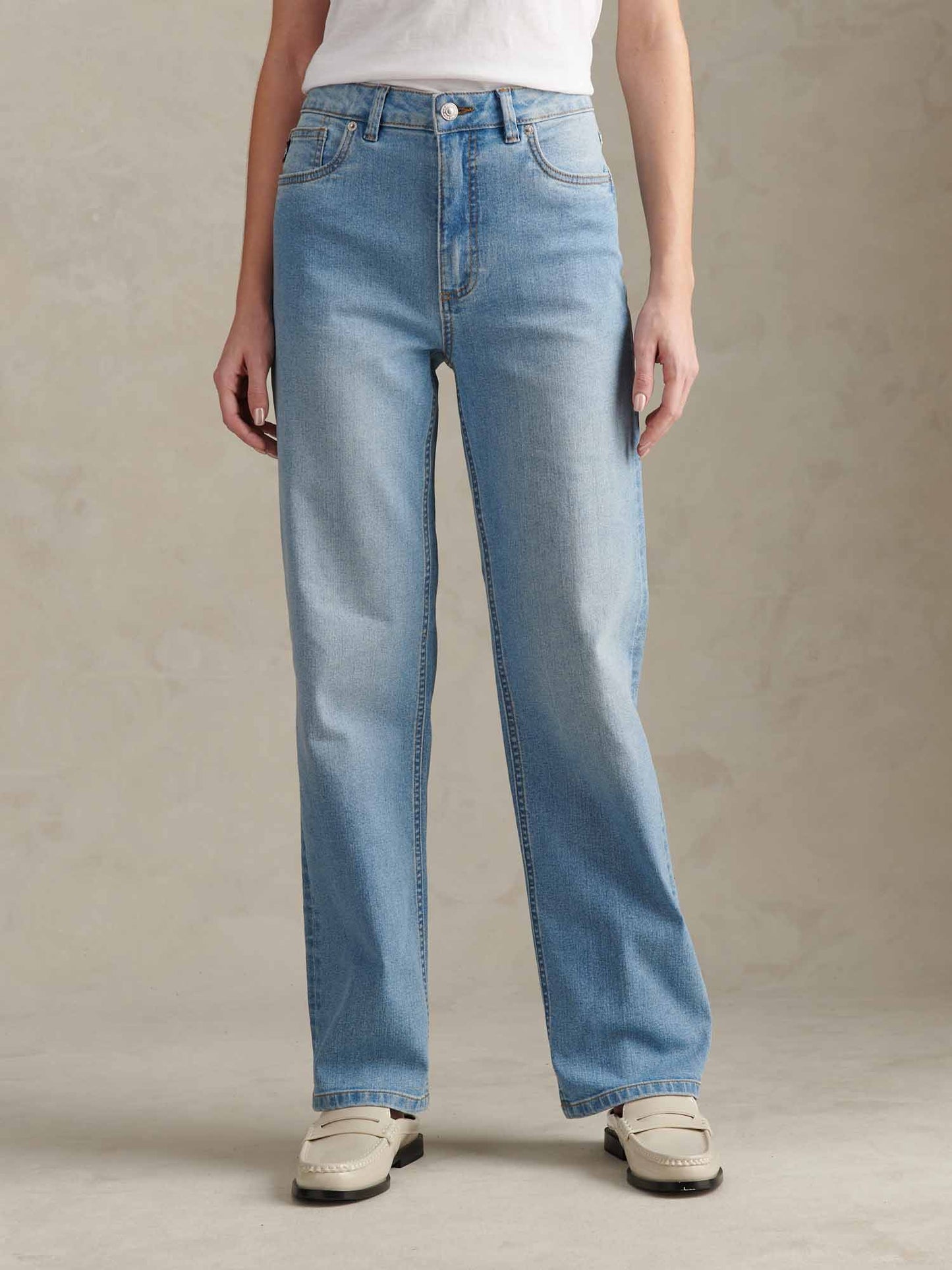 Womens Straight Fit Jean in Light Blue Wash
