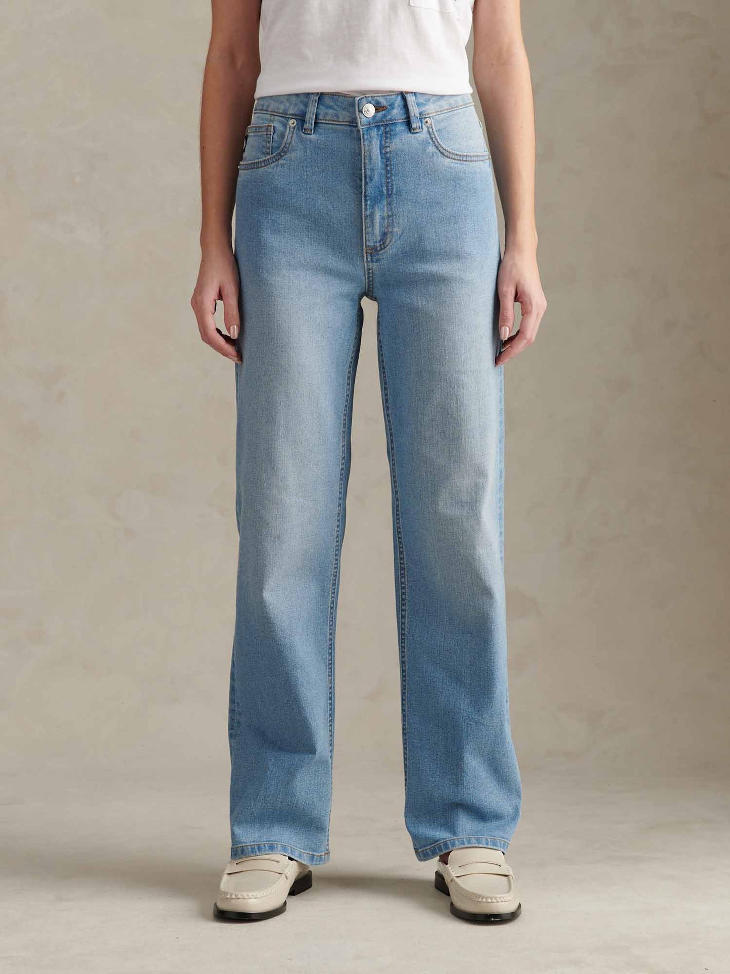 Womens Straight Fit Jean in Light Blue Wash