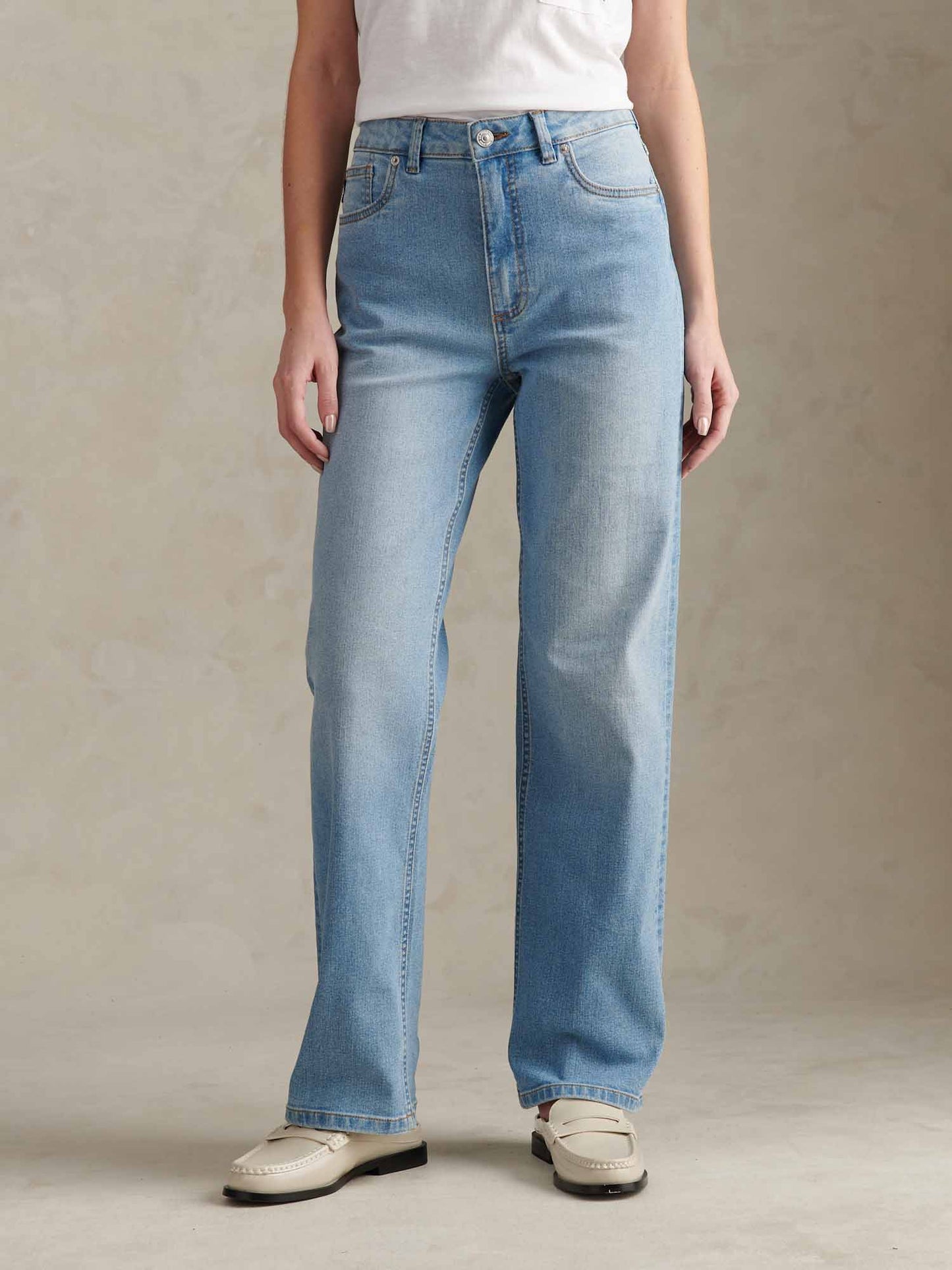 Womens Straight Fit Jean in Light Blue Wash