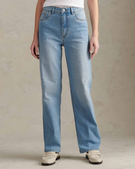 Womens Straight Fit Jean in Light Blue Wash