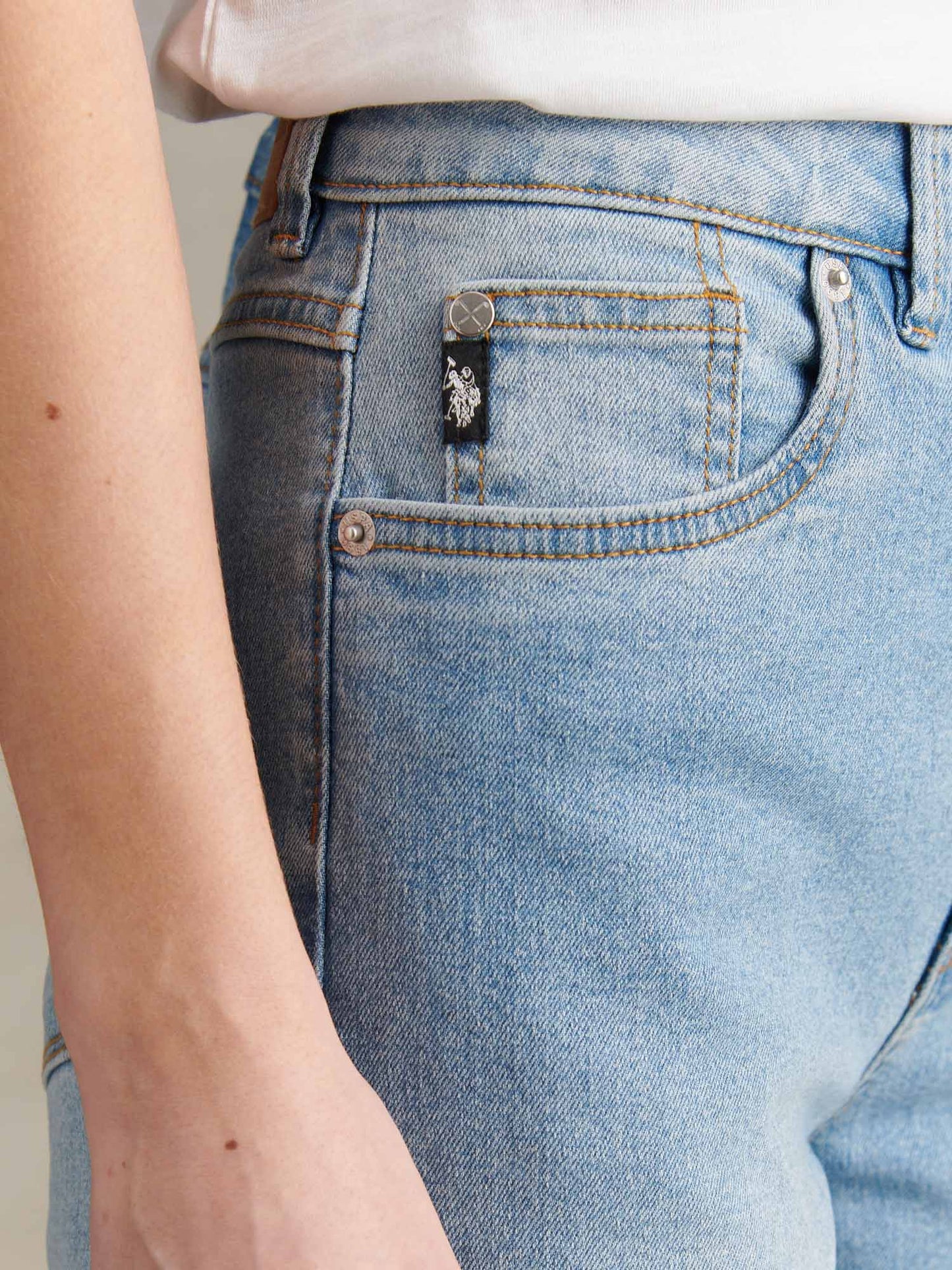 Womens Straight Fit Jean in Light Blue Wash