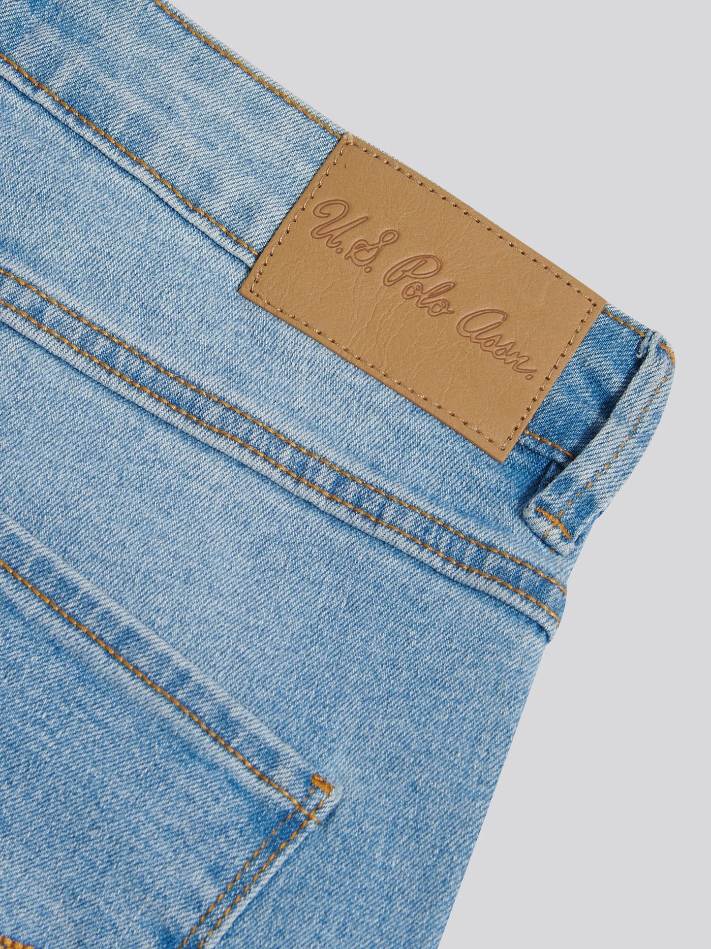 Womens Straight Fit Jean in Light Blue Wash