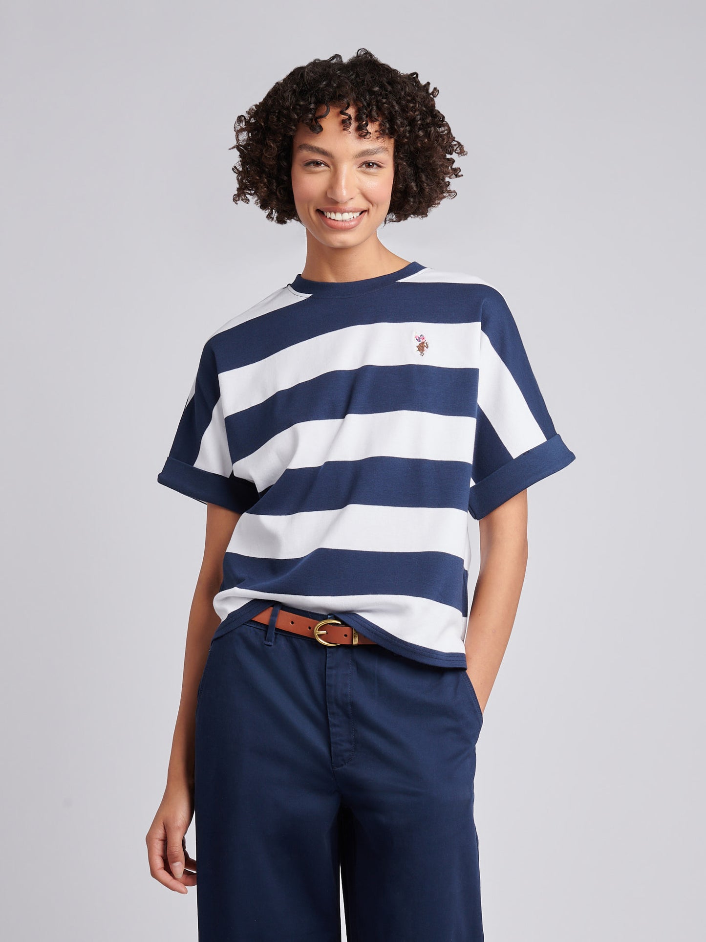 Duży pasek uprawiany na rękawie tee granatowa tęczówka