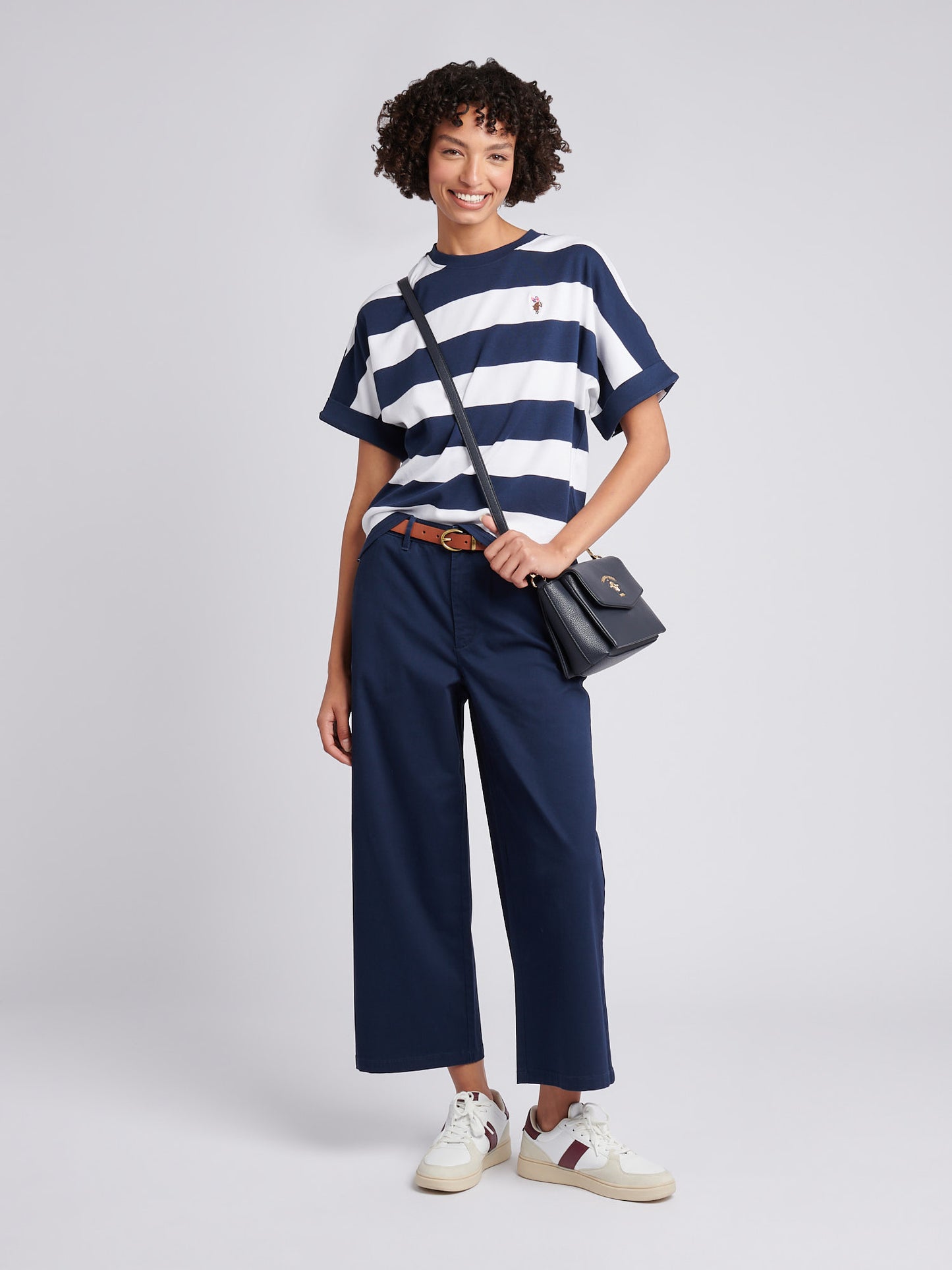 Duży pasek uprawiany na rękawie tee granatowa tęczówka