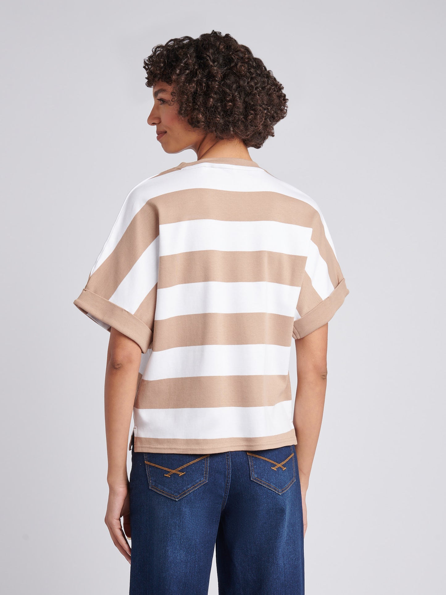 Duży pasek uprawiany na koszulce z rękawem naturalny