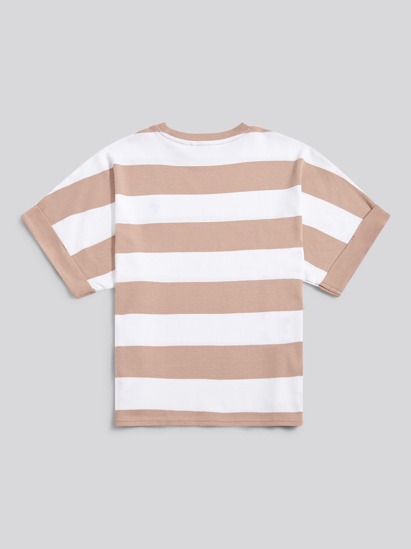 Duży pasek uprawiany na koszulce z rękawem naturalny